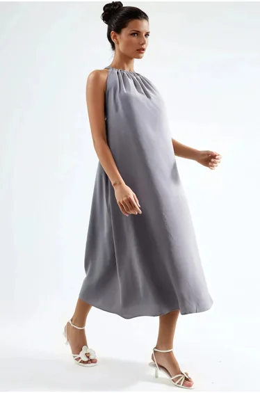 فستان رمادي ميداكسي بياقة هالتر