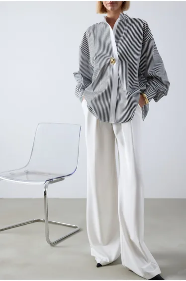 قميص أسود توشيه بطبعة مخططة بأكمام طويلة