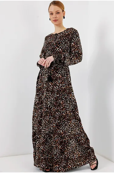 فستان ماكسي بياقة دائرية بأزرار إغلاق بطبعة أزهار