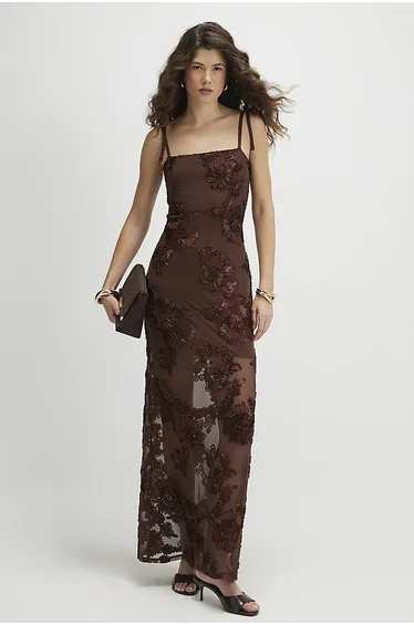 فستان ريفر آيلاند شيفون بني ماكسي بقصة مستقيمة بطبعة أزهار