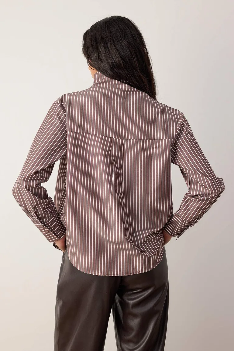 قميص  بني بأكمام طويلة - 3