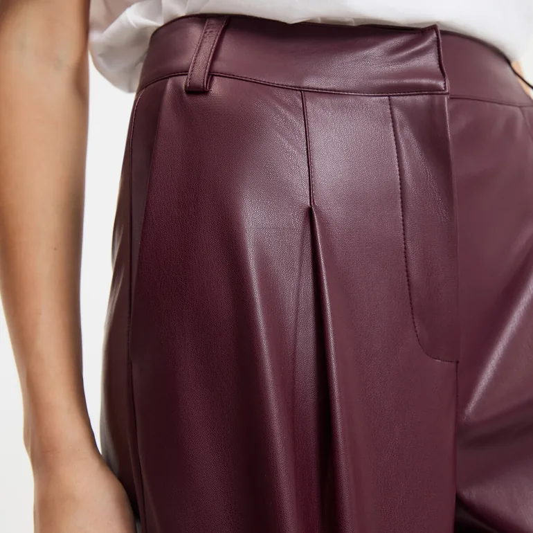 بنطلون جلد بأرجل عريضة بطيات أمامية - 2