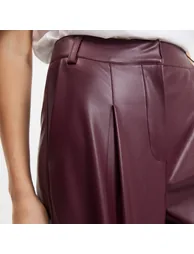 بنطلون جلد بأرجل عريضة بطيات أمامية - 2