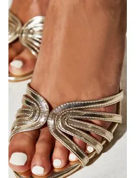 صندل بكعب عالي باللون الذهبي - للمقاسات العريضة - 3