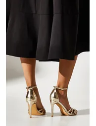 صندل بكعب عالي باللون الذهبي - للمقاسات العريضة - 1