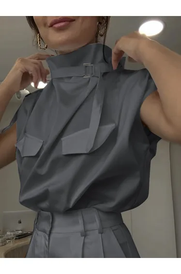 بلوزة فضفاضة بياقة عالية ببكلة بلا أكمام