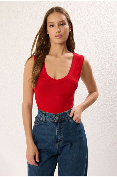 Red Fitted/Body-Smoothing Sleeveless Flexible Knitted Undershirt