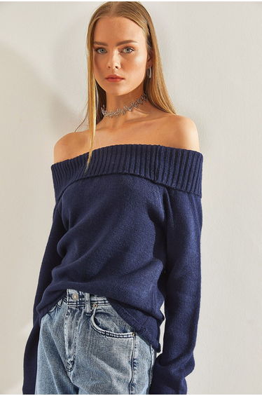LUCCI Textured Knitwear Sweater with Madonna Collar