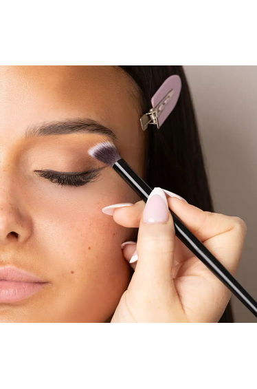 Brushworks No. 15 Angled Blending Eye Brush