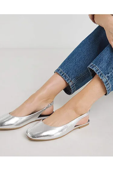 حذاء زحاف بمقدمة مربعة بإبزيم خلفي - قالب عريض