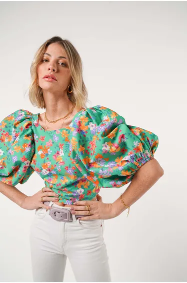 بلوزة قصيرة بطبعة أزهار