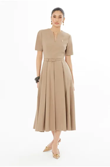 فستان طويل بياقة V بحواف بطيات لون بيج