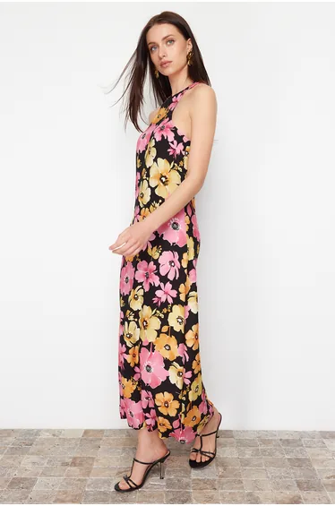 فستان ماكسي بقصة مستقيمة بطبعة