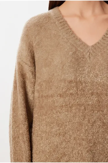 سويتر بياقة V بأكمام طويلة