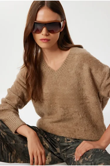 سويتر بياقة V بأكمام طويلة