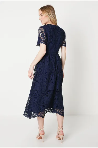 فستان ميدي بياقة دانتيل