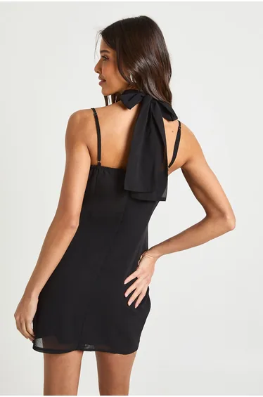 فستان بوهو أسود قصير بقصة ضيقة