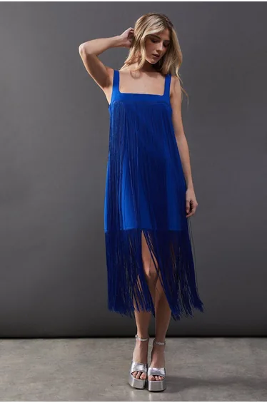 فستان قصير بحمالات رفيعة بشراشيب