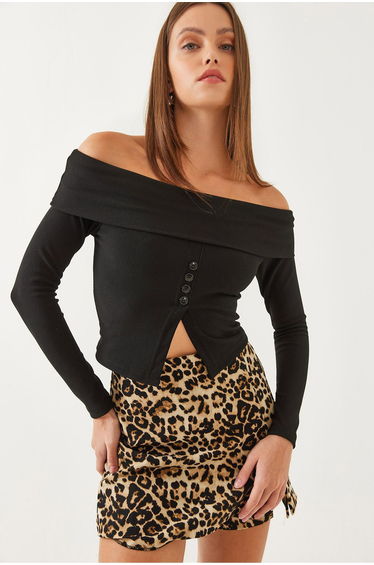 Women's Madonna Collar Ribbed Button Detail Blouse