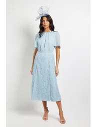 فستان ميدي بتداخل دانتيل منقط