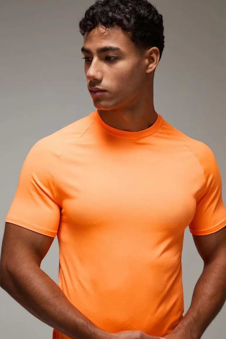 تيشيرت رياضة بأكمام راجلان رجالي رياضي بشعار