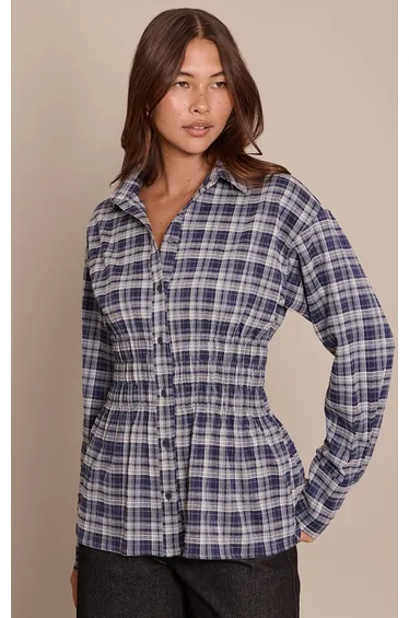 قميص أزرق بطبعة كاروهات بأكمام طويلة