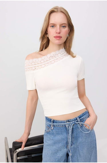 Ecru Fitted/Cut-To-Fit Carmen Collar Lace Detailed Crop/Short Soft Knitted Blouse