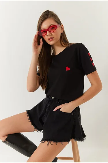 تيشيرت نسائي بتطريز قلب