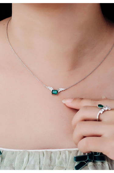 Wings Decor Emerald Gem Necklace