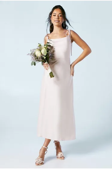 فستان بحمالات رفيعة بياقة منسدلة