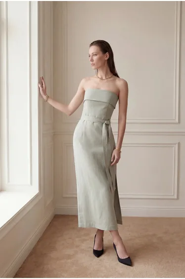 فستان أخضر ماكسي بقصة مستقيمة بلا أكتاف