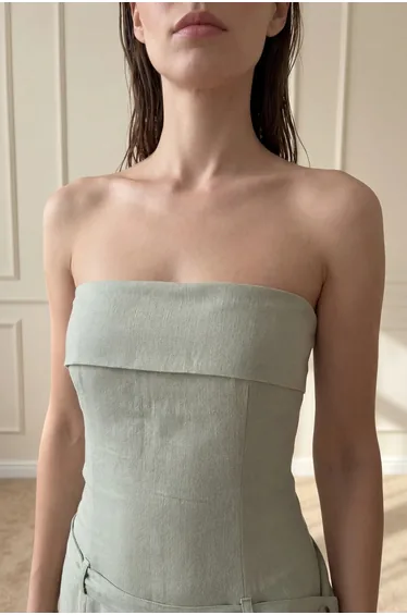 فستان أخضر ماكسي بقصة مستقيمة بلا أكتاف