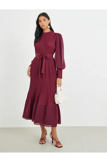 فستان بكسرات بأكمام بحواف كشكش