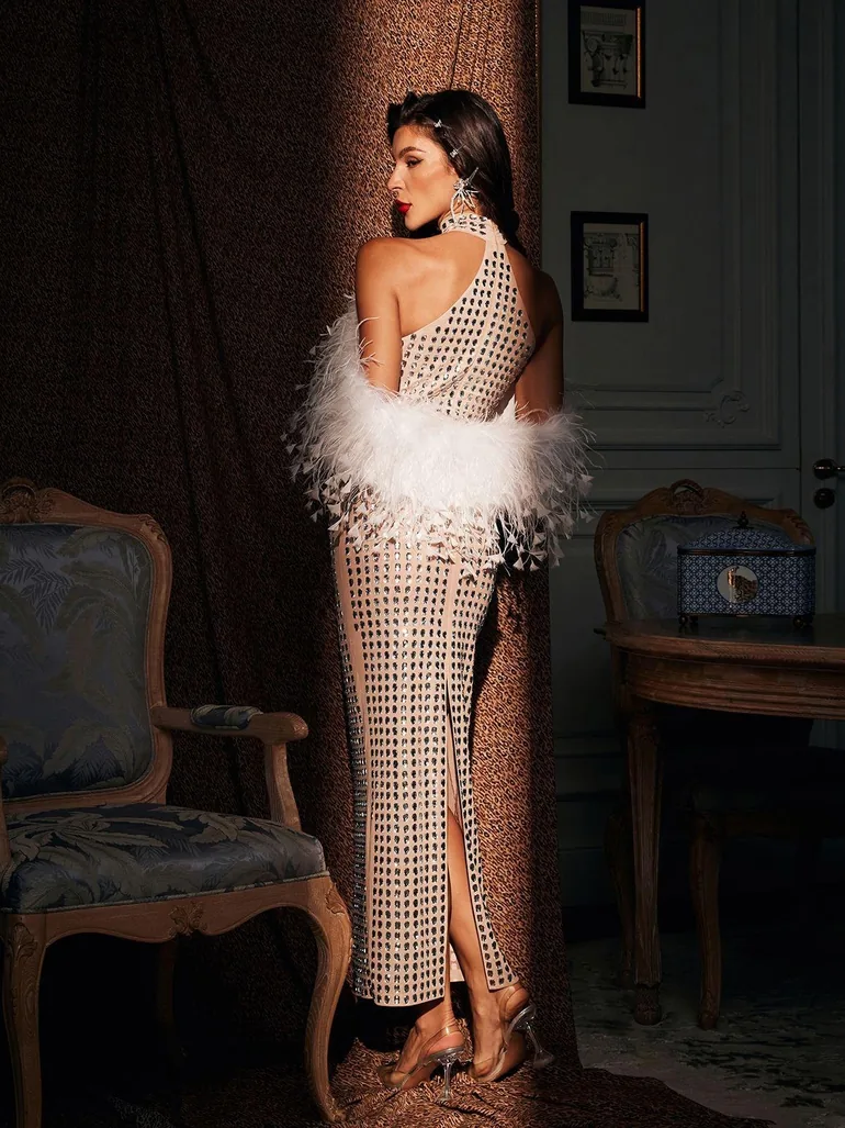 فستان ماكسي بياقة هالتر بأحجار الراين بتفصيلة ريش - 5