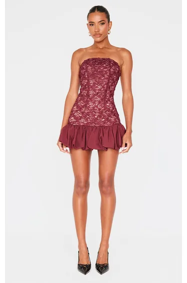 فستان بأكتاف مكشوفة بحواف منفوخة بطبعة أزهار - أحمر