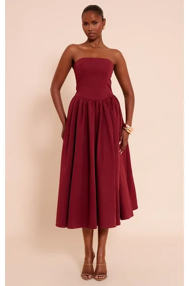 فستان ميداكسي مزموم بأكتاف مكشوفة لون أحمر