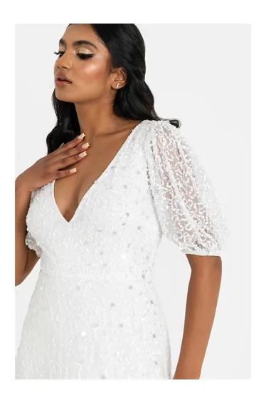 فستان زفاف ماكسي بياقة V بذيل مزين بالأحجار والترتر