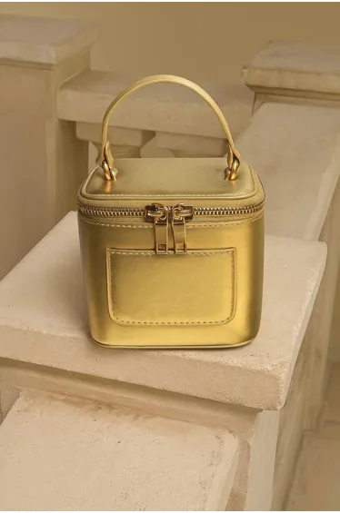 حقيبة كتف مادامرا باللون الذهبي