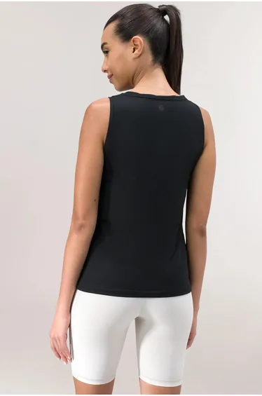 بلوزة لون أسود بلا أكمام