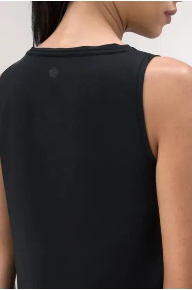 بلوزة لون أسود بلا أكمام