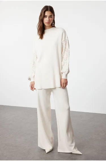 طقم بنطلون و سويتر محبوك مخرم