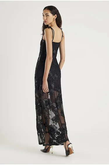 فستان شيفون أسود ماكسي بقصة مستقيمة بطبعة أزهار