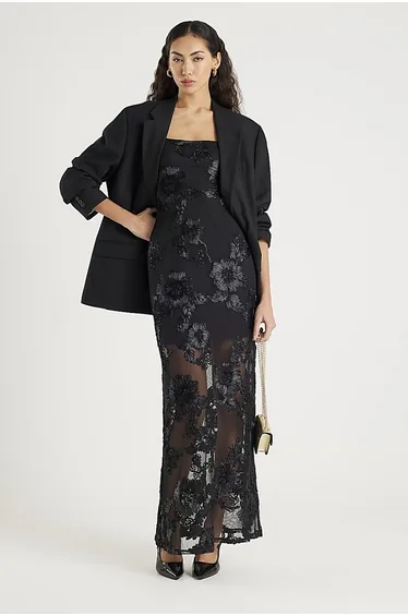 فستان شيفون أسود ماكسي بقصة مستقيمة بطبعة أزهار
