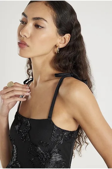 فستان شيفون أسود ماكسي بقصة مستقيمة بطبعة أزهار