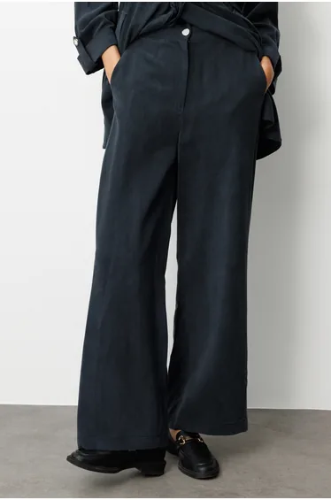 Mizalle Wide Leg Cupro Trousers with Elastic Waist