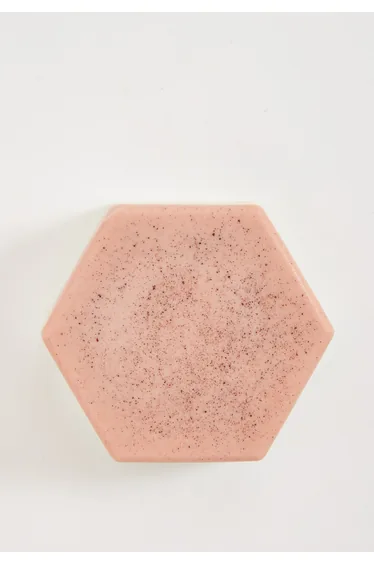 صابون ليكوريش باللون الزهري