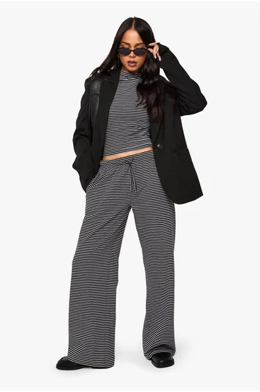 بنطلون مخطط بأرجل مستقيمة 