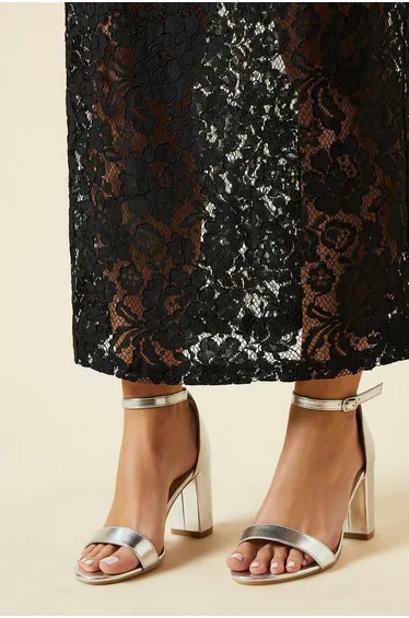 صندل فضي بكعب عالي بحزام - للمقاسات العريضة