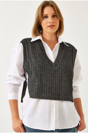 LUCCI Textured V-Neck Knit Shirt with Bow