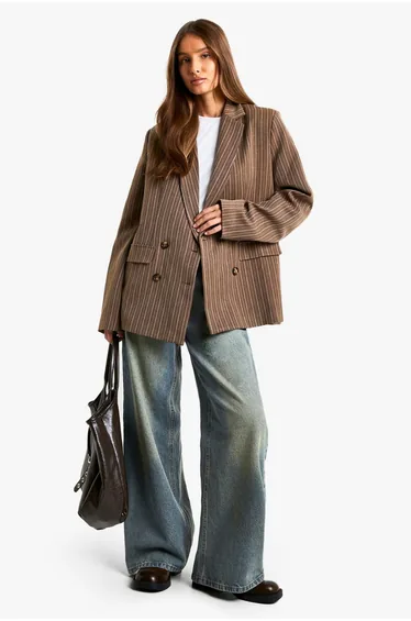 بليزر مخطط بتصميم واسع بصف أزرار